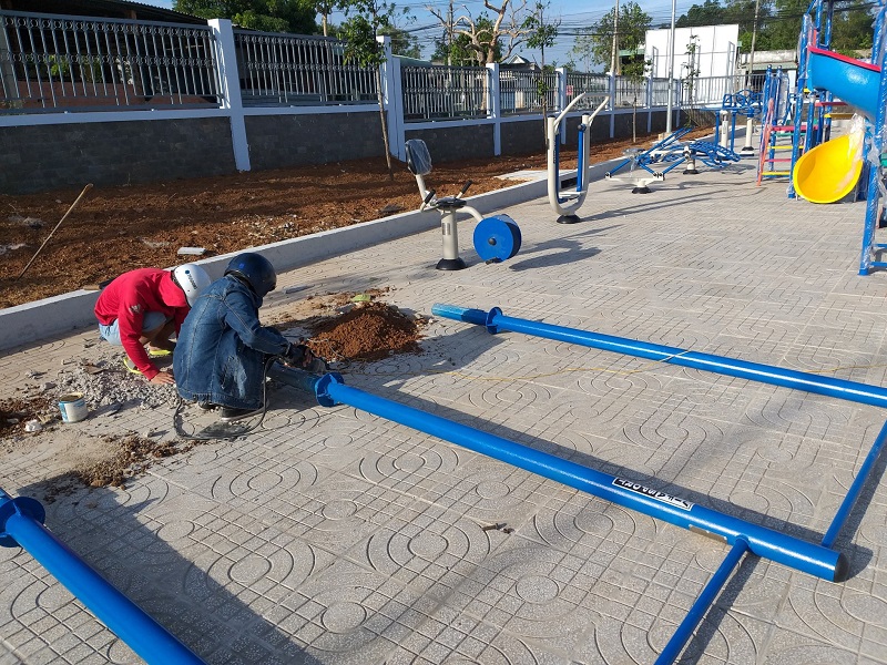 Hình ảnh thợ thi công lắp đặt xà đơn hai bậc chính hãng