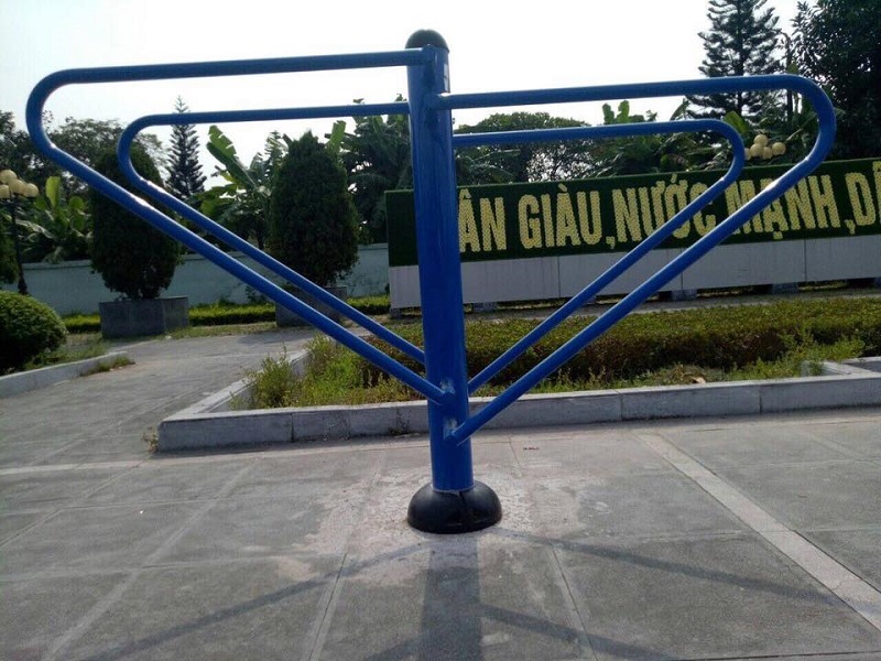 Hình ảnh lắp đặt xà kép ngoài trời đảm bảo nhu cầu tập luyện