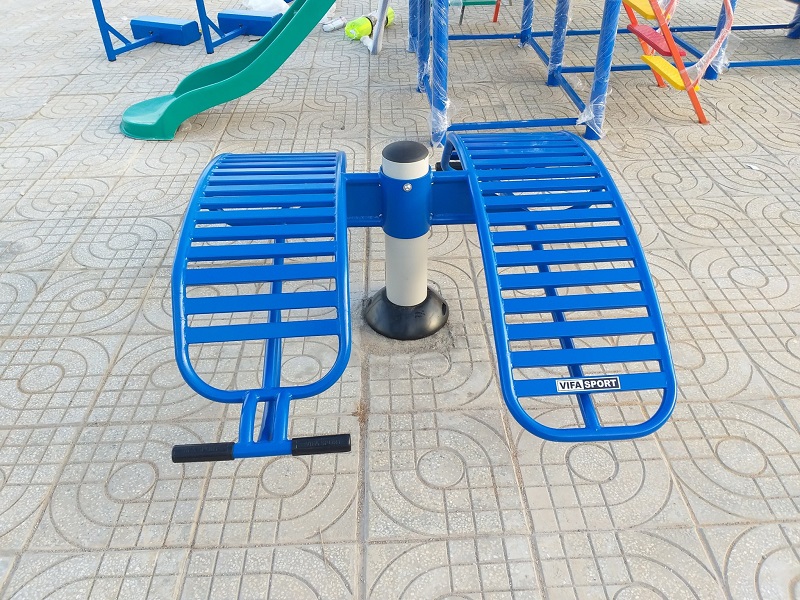 Hình ảnh hoàn thiện dụng cụ tập lưng bụng ngoài trời