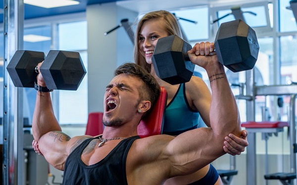 Tập gym với tạ tay giúp bạn tăng cường hormone hạnh phúc