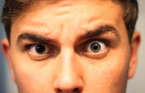 Khi mắt phải nháy liên tục bạn cần làm gì