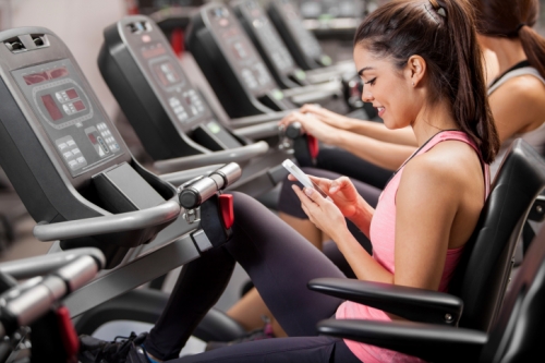 Không được sử dụng điện thoại khi đang tập gym