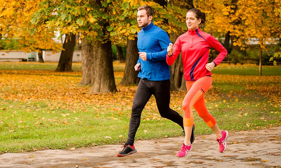 Chọn trang phục chạy bộ phù hợp khi thời tiết ẩm ướt