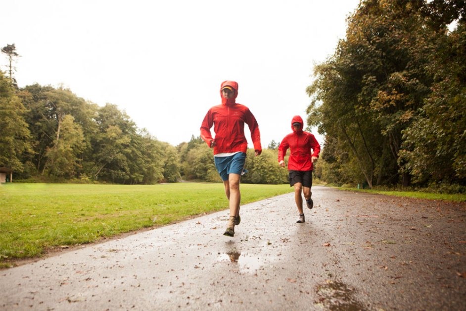 Khi chạy bộ lúc trời mưa thì nên mặc gì?