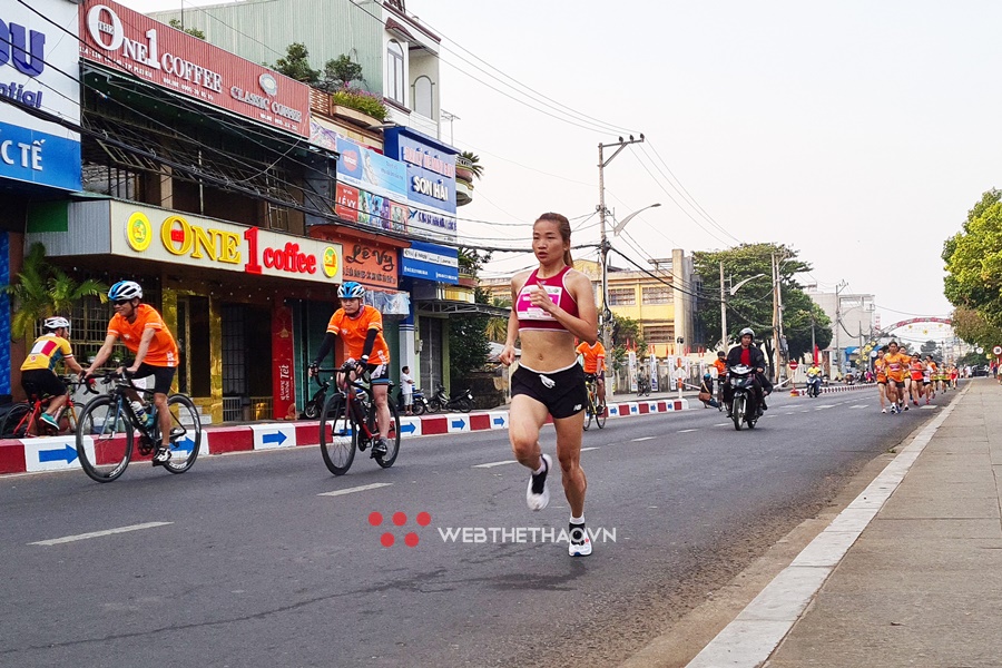 Tiền Phong Marathon 2021 tổ chức cuối tháng 3 vừa qua tại Pleiku (Gia Lai) với sự tham gia của khoảng 4.500 VĐV, trong đó gồm 4.200 VĐV phong trào