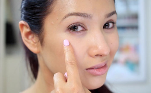 Hiện tượng nháy mắt phải nữ liên tục