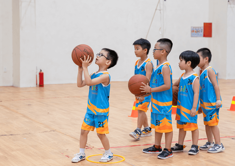 Khích lệ và tạo động lực cho bé khi chơi bóng rổ