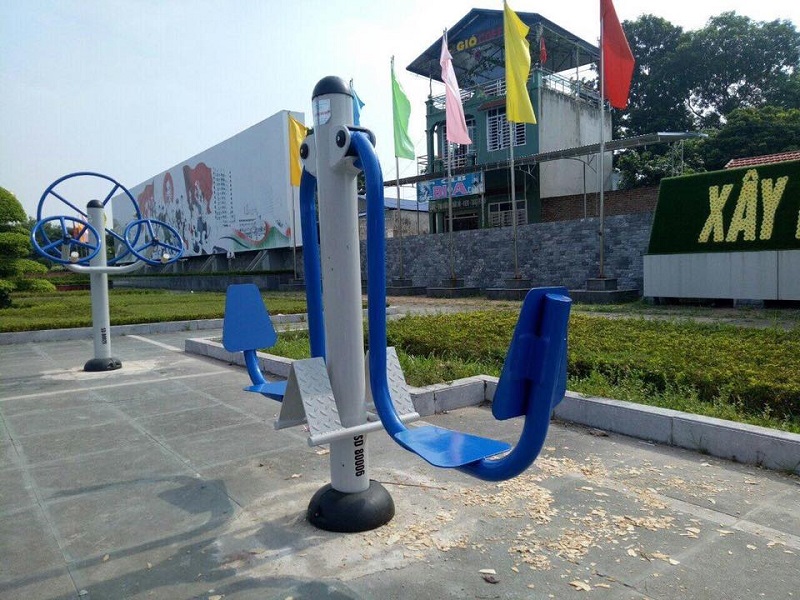 Hình ảnh thi công thực tế thiết bị đạp chân ngoài trời