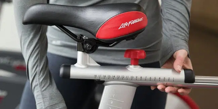 Điều chỉnh yên xe thật phù hợp