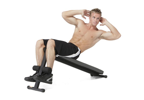 Sử dụng ghế cong tập bụng cho nam săn chắc