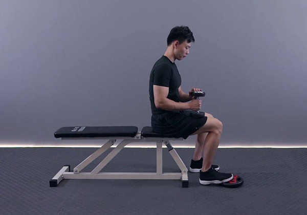 Bài tập ngồi nhón một chân tạ trên đùi (Dumbbell seated one leg calf raise)
