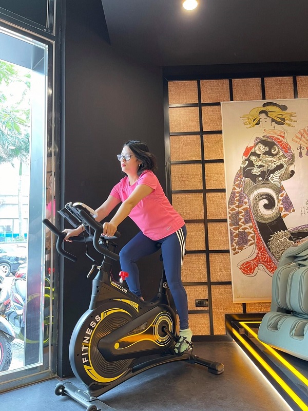 Chạy thử xe đạp tập thể dục Fitness bánh đà kháng từ êm ái