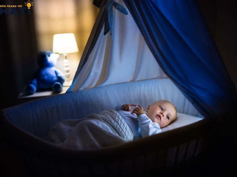 Môi trường ngủ không đủ tối, cơ thể bé khó nhận biết tín hiệu “đã đến giờ nghỉ ngơi”