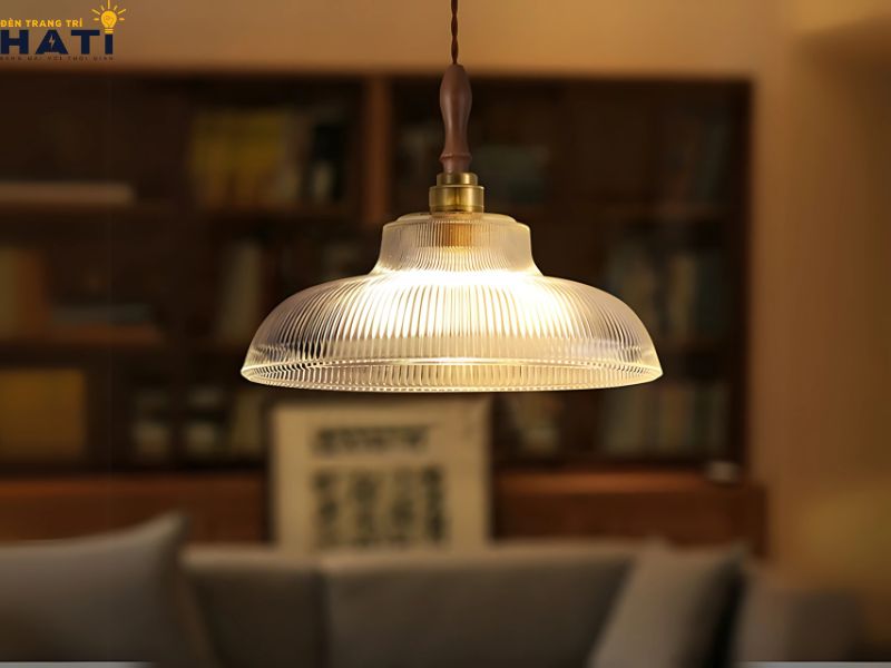 Đèn thả vintage bằng thủy tinh lại thiên về nét nhẹ nhàng, thanh lịch