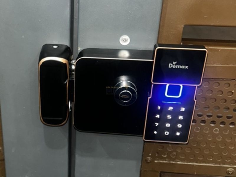 Khóa Demax được làm từ thép không gỉ và nhựa ABS chống cháy