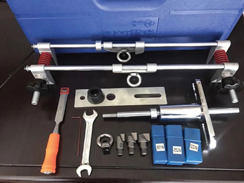 Trước khi tiến hành lắp khóa điện tử bạn cần chuẩn bị đầy đủ dụng cụ