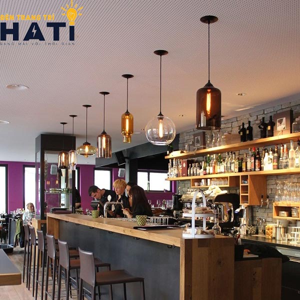 số lượng bóng đen thả trang trí quầy bar