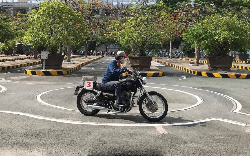 Bằng lái xe hạng A2 cấp cho người điều khiển xe mô tô hai bánh có dung tích xi lanh từ 175 cm3