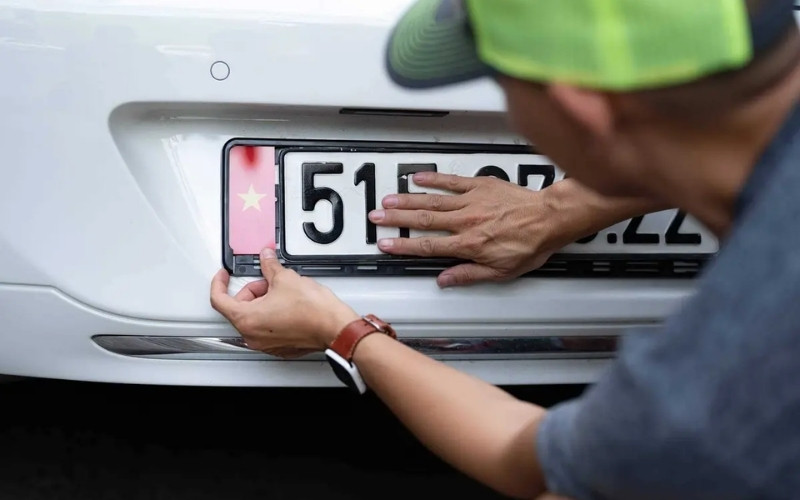 Biển số xe mô tô được quy định phải gắn phía sau xe