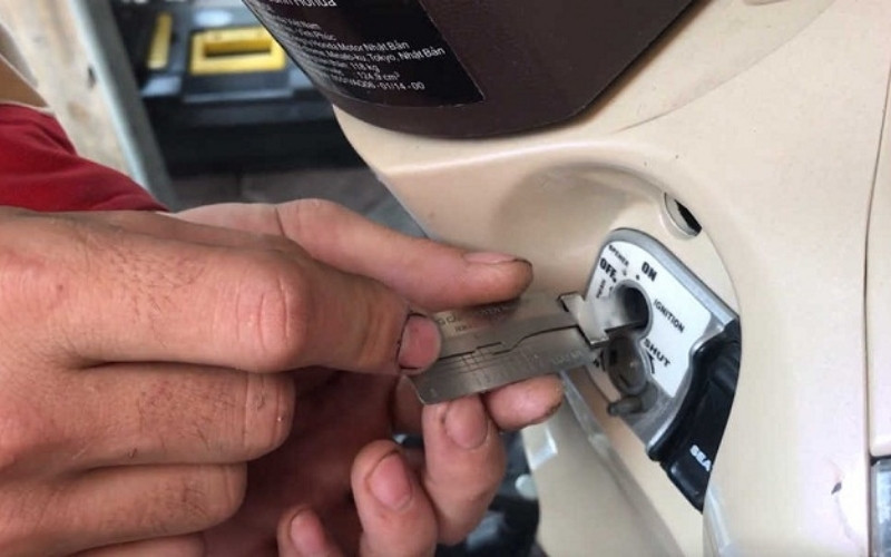 Chìa khóa xe máy bị rỉ sét dễ bị gãy nếu vặn quá mạnh