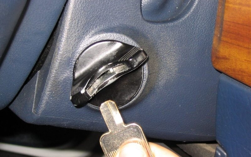 Chìa khóa mắc kẹt trong ổ khóa xe máy sẽ dễ bị gãy