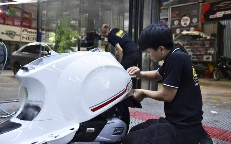 Phương pháp lột keo dán xe bị chết khá hữu hiệu đó là sử dụng nước rửa chén