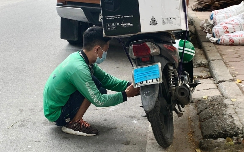 Dán biển số xe máy sẽ bị phạt tiền từ 800.000 đồng đến 1.000.000 đồng