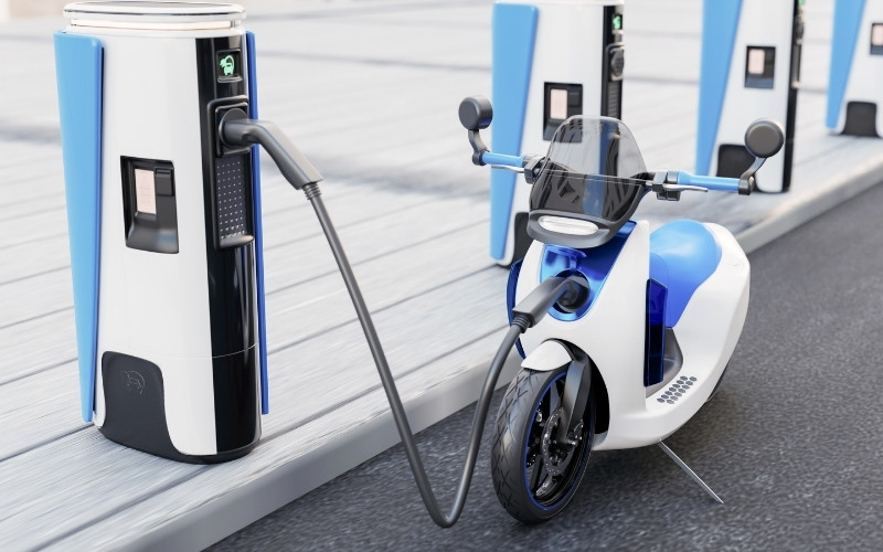 tuyệt đối không cắm sạc xe máy điện khi xe đang nổ máy