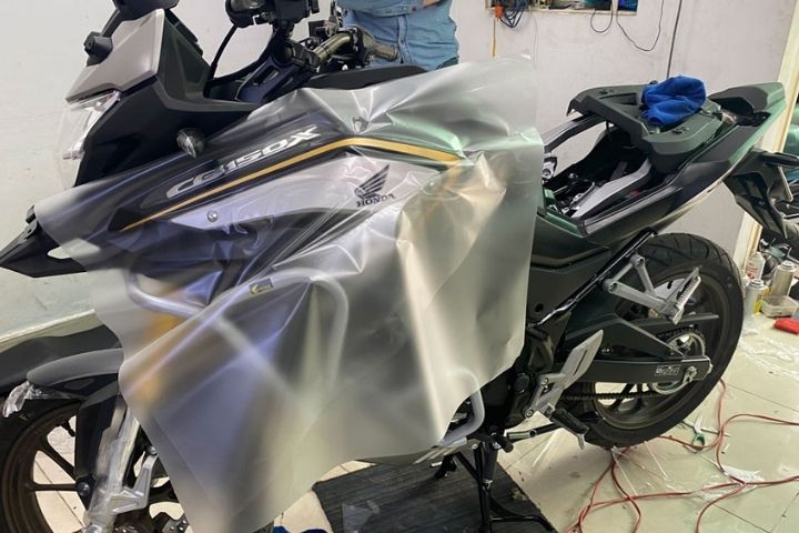 Dán chống xước nilon nhám được sử dụng để bảo vệ xe máy khỏi trầy xước