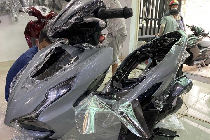 Dán chống xước nilon nhám được sử dụng để bảo vệ xe máy khỏi trầy xước