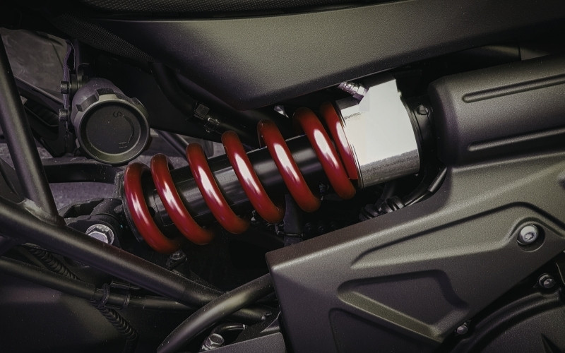 Sử dụng dầu nhớt chất lượng để hạn chế xảy ra tình trạng rò rỉ dầu giảm xóc xe máy