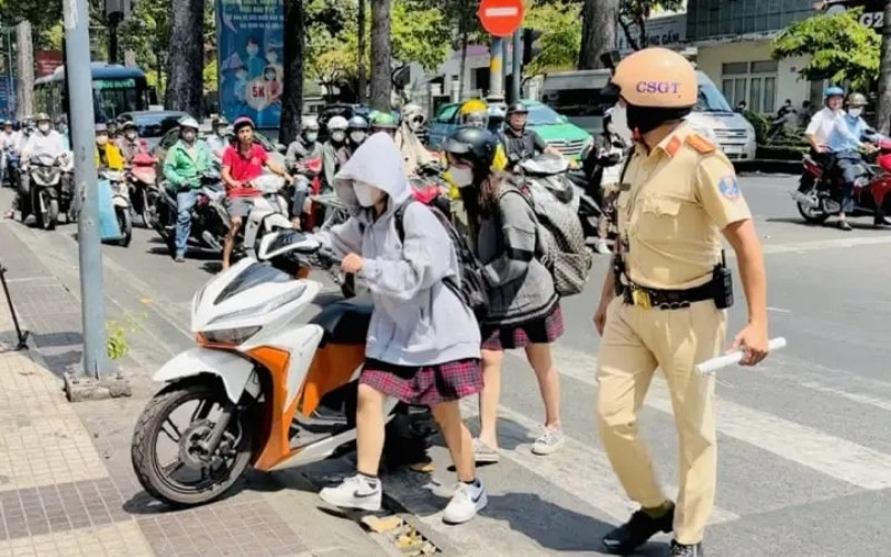 Người dân quên mang bằng lái xe máy cần xuất trình bổ sung để giảm mức phạt