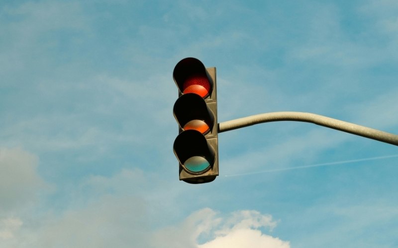 Tín hiệu đèn giao thông có 3 màu là xanh, đỏ và vàng