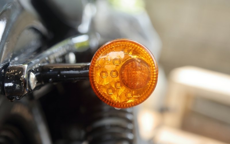 Có thể bị tạm giữ giấy tờ xe nếu phạm lỗi không xi nhan xe máy