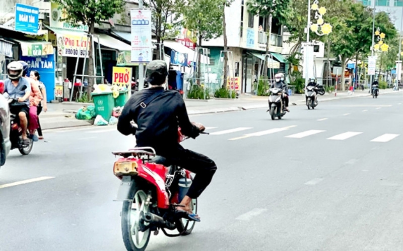 Điều khiển xe không biển số có thể bị tịch thu giấy đăng ký xe