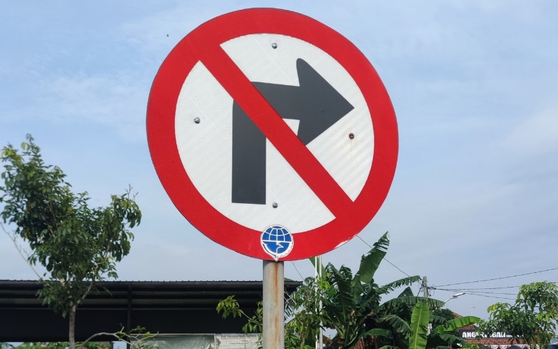 Có biển báo phụ cho phép người điều khiển xe máy rẽ phải khi đèn đỏ