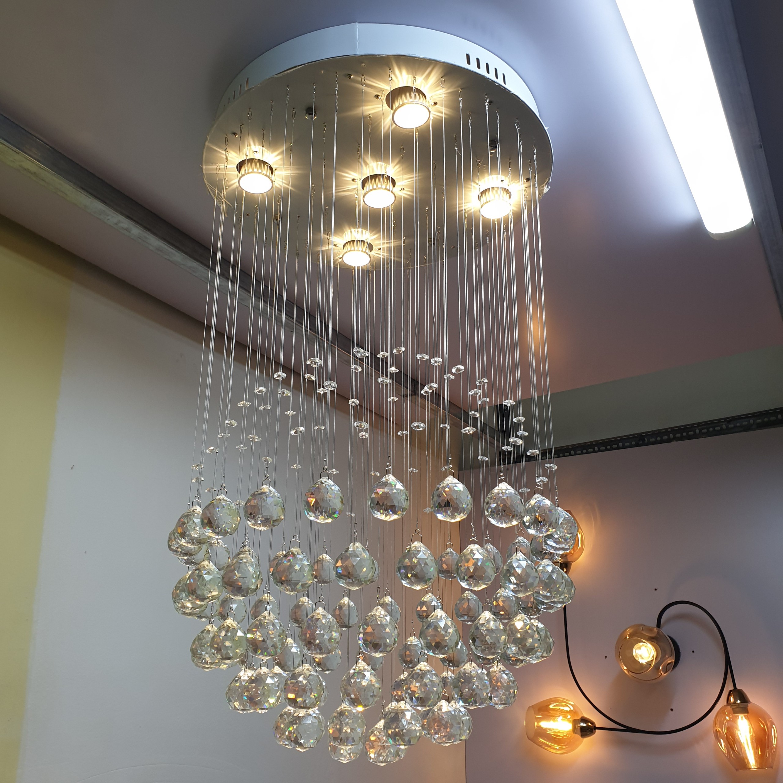 Mâm pha lê quả cầu cho phòng khách độc đáo