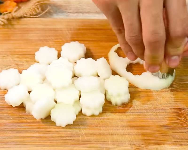 Dùng khuôn tạo hình hoa su hào cho đẹp