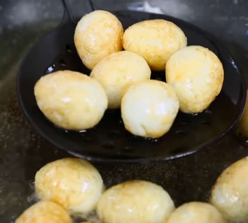 Chiên vàng đều trứng chim cút