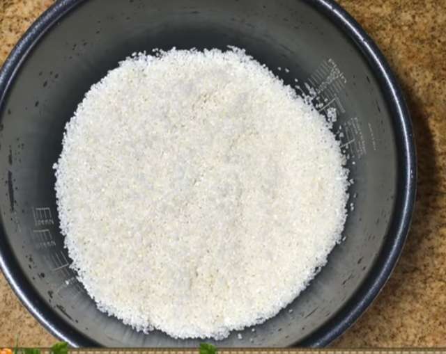 Vo gạo cùng với nước loại bỏ bụi bẩn