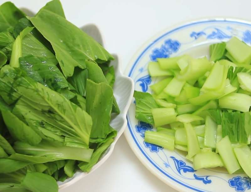 Sơ chế rau cải, tách riêng phần cọng rau và lá rau
