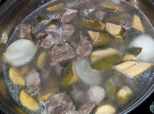 Ninh xương và chuối cho chín mềm