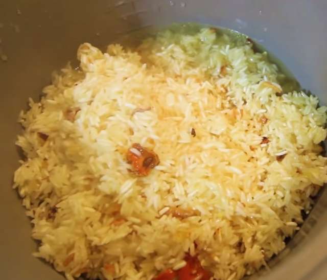 Cho gạo đã rang vào nấu cùng với nước luộc gà