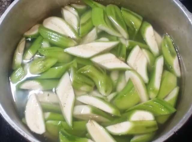 Chần chuối với nước sôi cho ra bớt nhựa