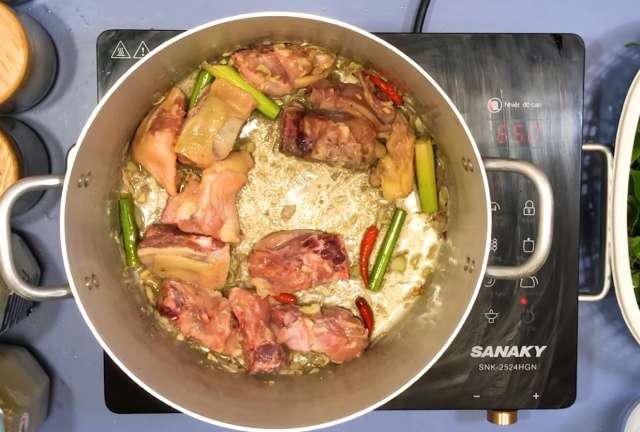 Bật mí 2 cách nấu gà lá giang thơm ngọt chua dịu đúng vị siêu ngon