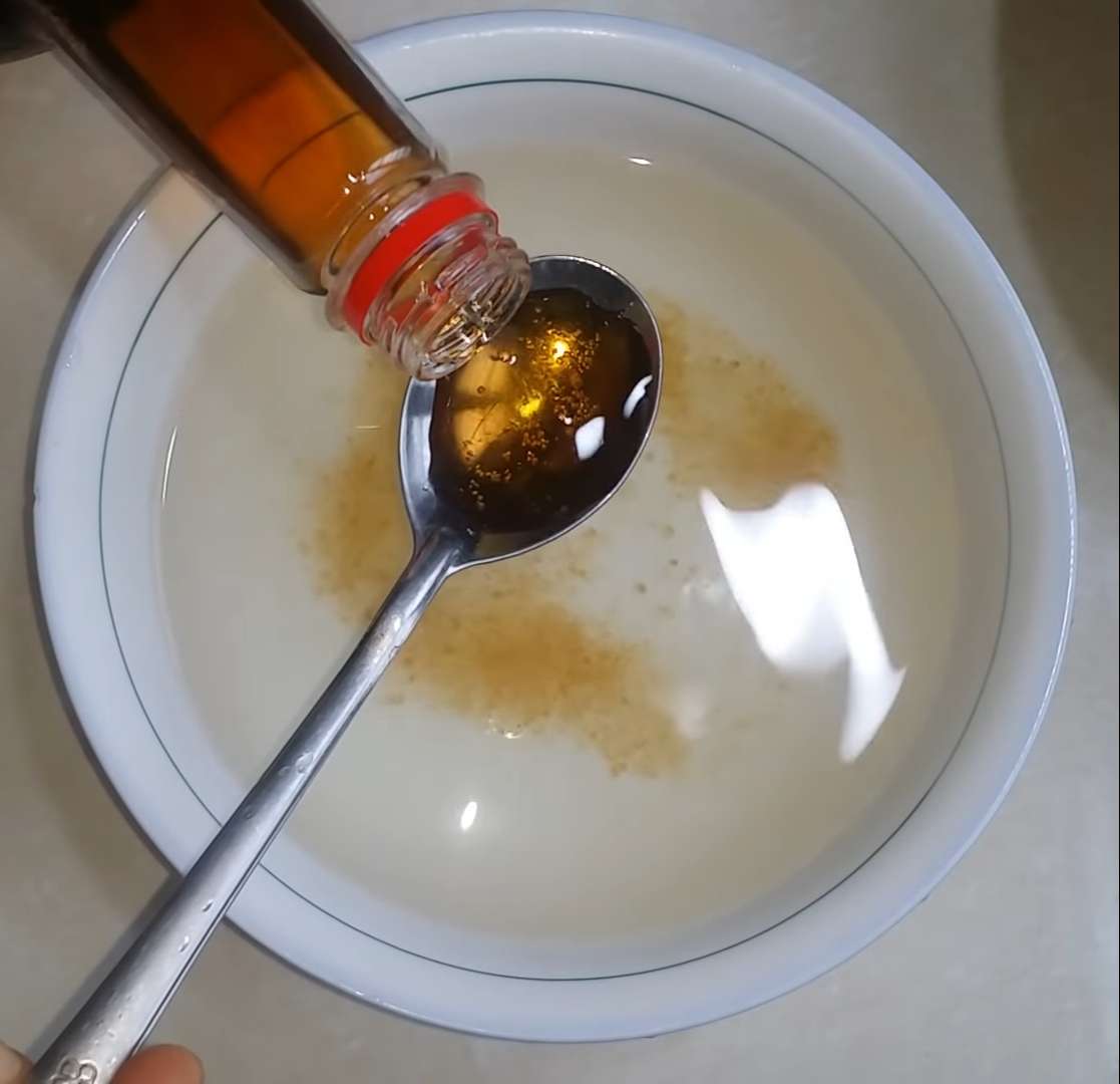 Pha hỗn hợp nước muối ngâm su hào cà rốt