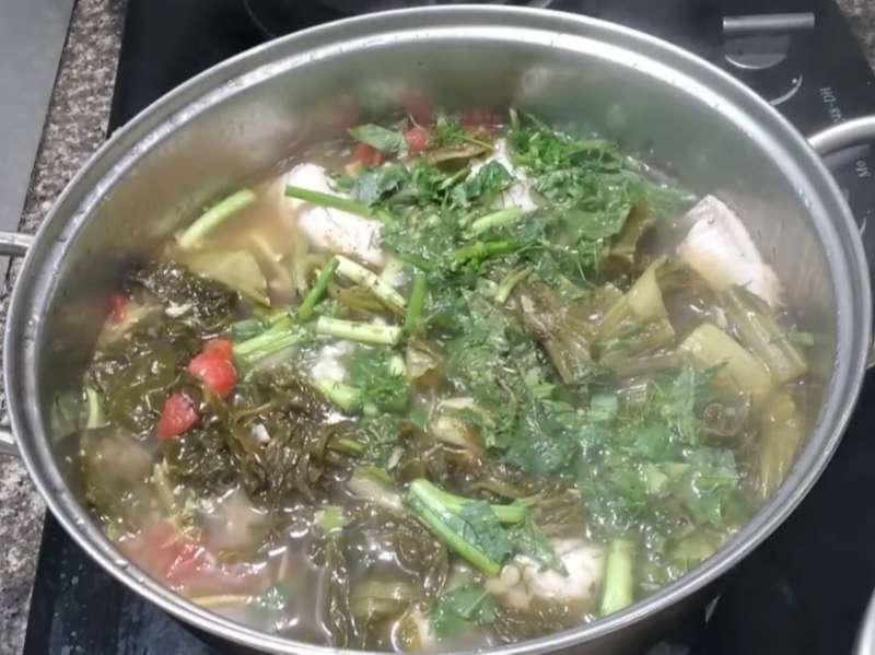 Đun canh cá cho chín