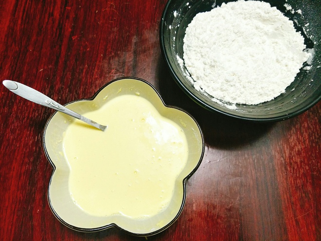 Bột được chia làm 2 phần, một khô một ướt
