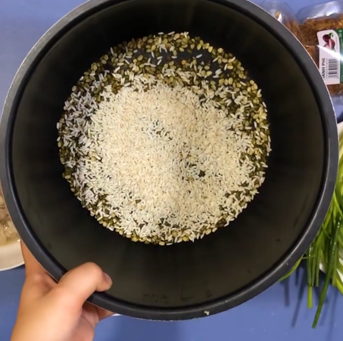 Cho gạo và đậu xanh vào nồi nấu cháo