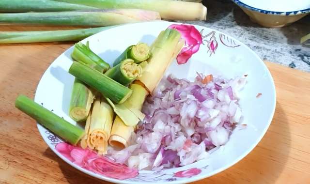 Xả cắt khúc, hành thái lát nhỏ và băm nhuyễn